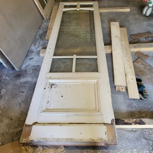 Porte de salon vintage en bois avant restauration - L'atelier qui décape (Nord - Lille)