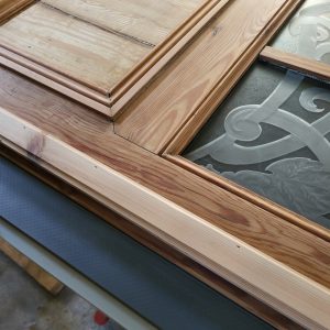 Porte en bois rénovée par aérogommage doux - L'Atelier qui décape à La Chapelle d'Armentières