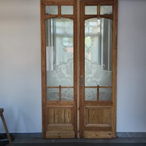 Double porte ancienne en bois après rénovation par aérogommage à Lille - L'atelier qui décape