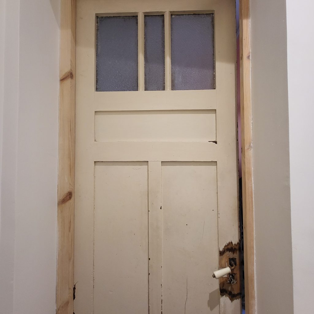 Porte de chambre ancienne en bois avant restauration - L'atelier qui décape