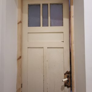 Porte de chambre ancienne en bois avant restauration - L'atelier qui décape