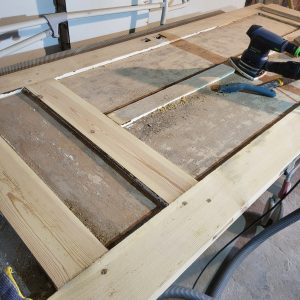 Porte en bois en étape de décapage - L'atelier qui décape (Lille)