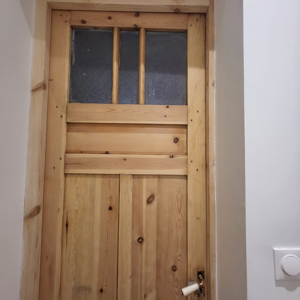 Porte de chambre ancienne en bois après restauration par aérogommage - L'atelier qui décape
