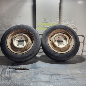 Deux pneus - Avant aérogommage métallique