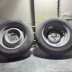 Deux pneus - Après aérogommage métallique