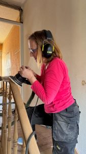 Une professionnelle décapant un escalier - Nord (59)